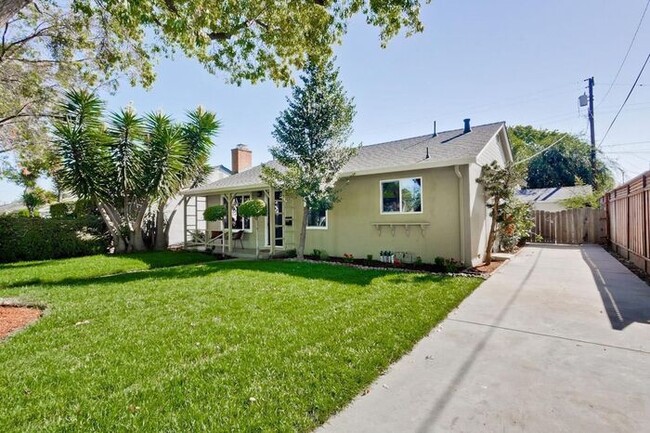 Building Photo - 871 Sunset Dr