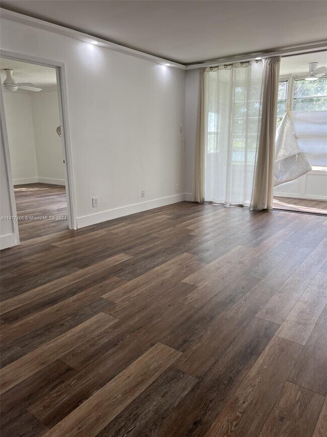 Foto del edificio - 8370 Sands Point Blvd