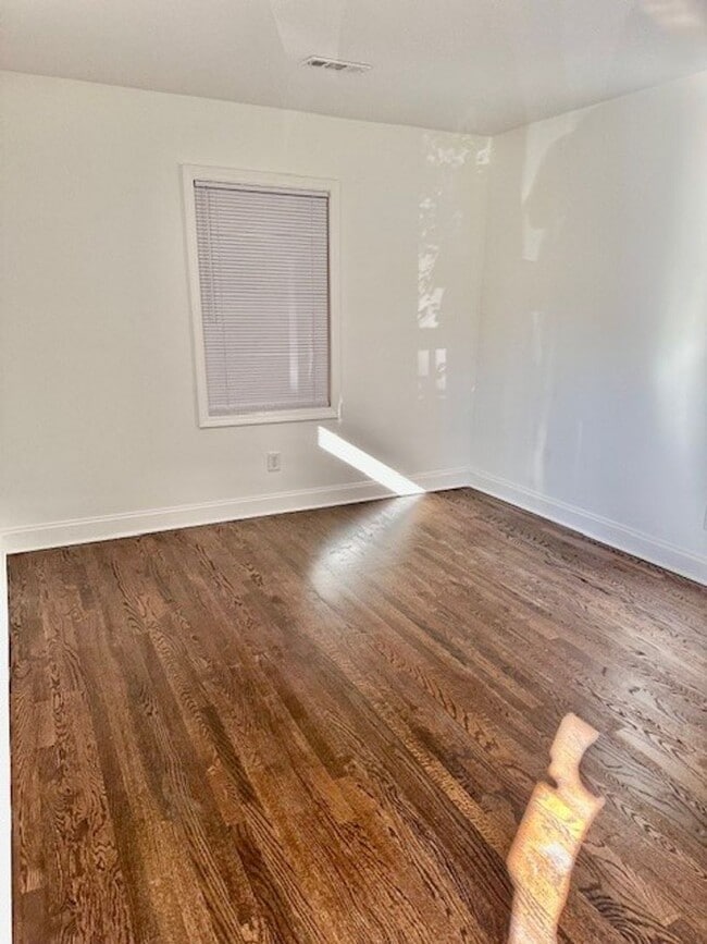 Building Photo - Recently Renovated 2 Bedroom 1 Bath Home A...