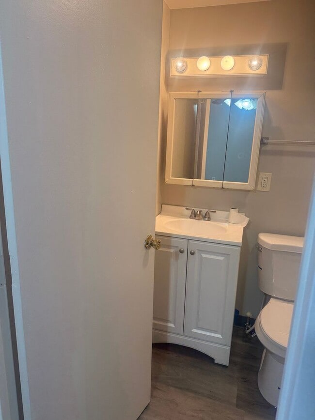 Foto del edificio - One Bedroom Unit--Southwick Ma