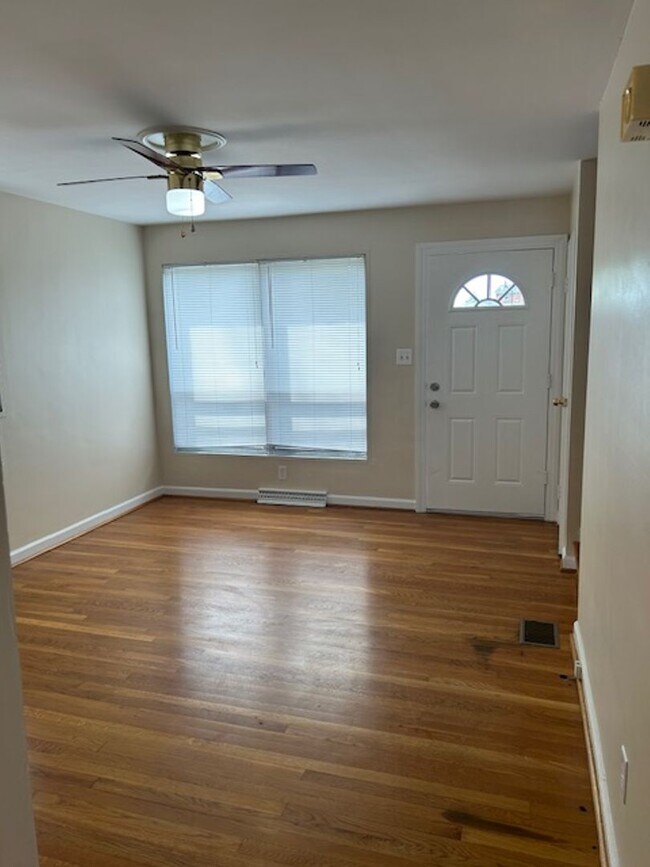 Foto del edificio - Gardenside. 2-Story Townhouse with Garage ...