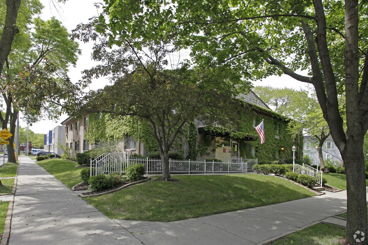 Primary Photo - 3401 W Kilbourn Ave
