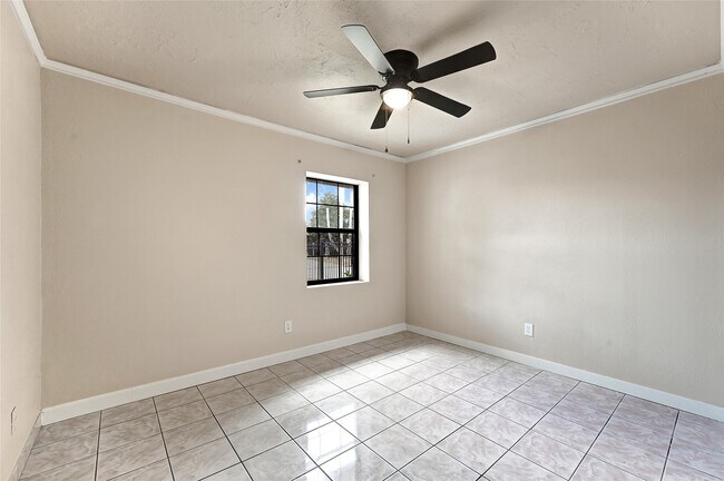 Building Photo - 10519 Pleasanton Dr