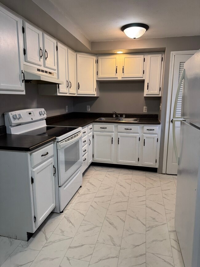 Building Photo - 304 E Mefford St