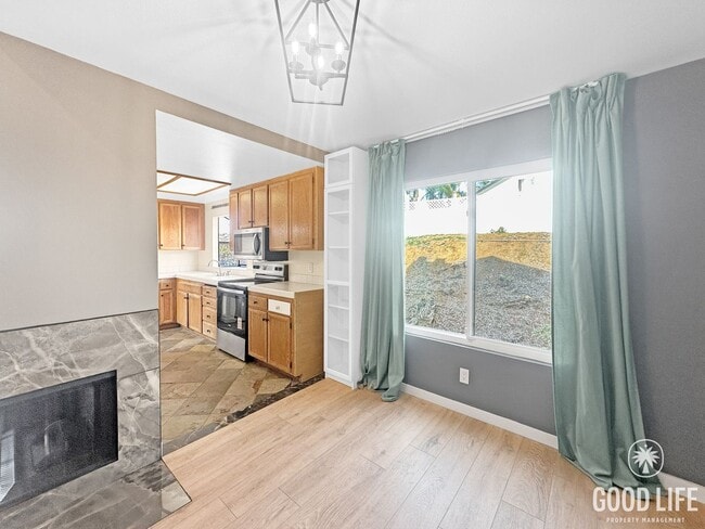 Foto del edificio - Spacious 2 BD- 2 BA Condo w/ Large Private Balcony, AC, and In-Unit W/D!