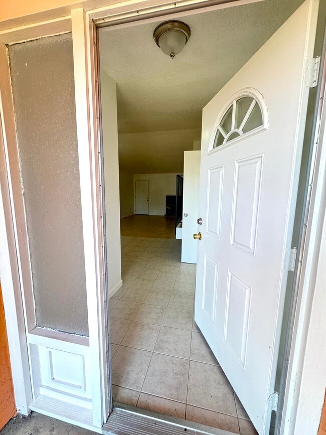 Building Photo - 2412 Sequoia Dr