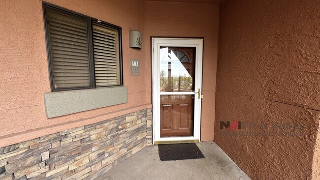 Building Photo - 2 Bedrooms, 2 Baths Executive
