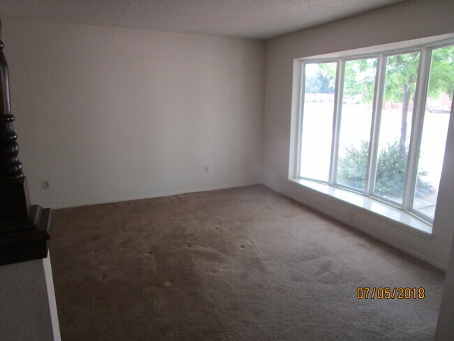 Building Photo - NE 4BR 2 Bath 2400SF