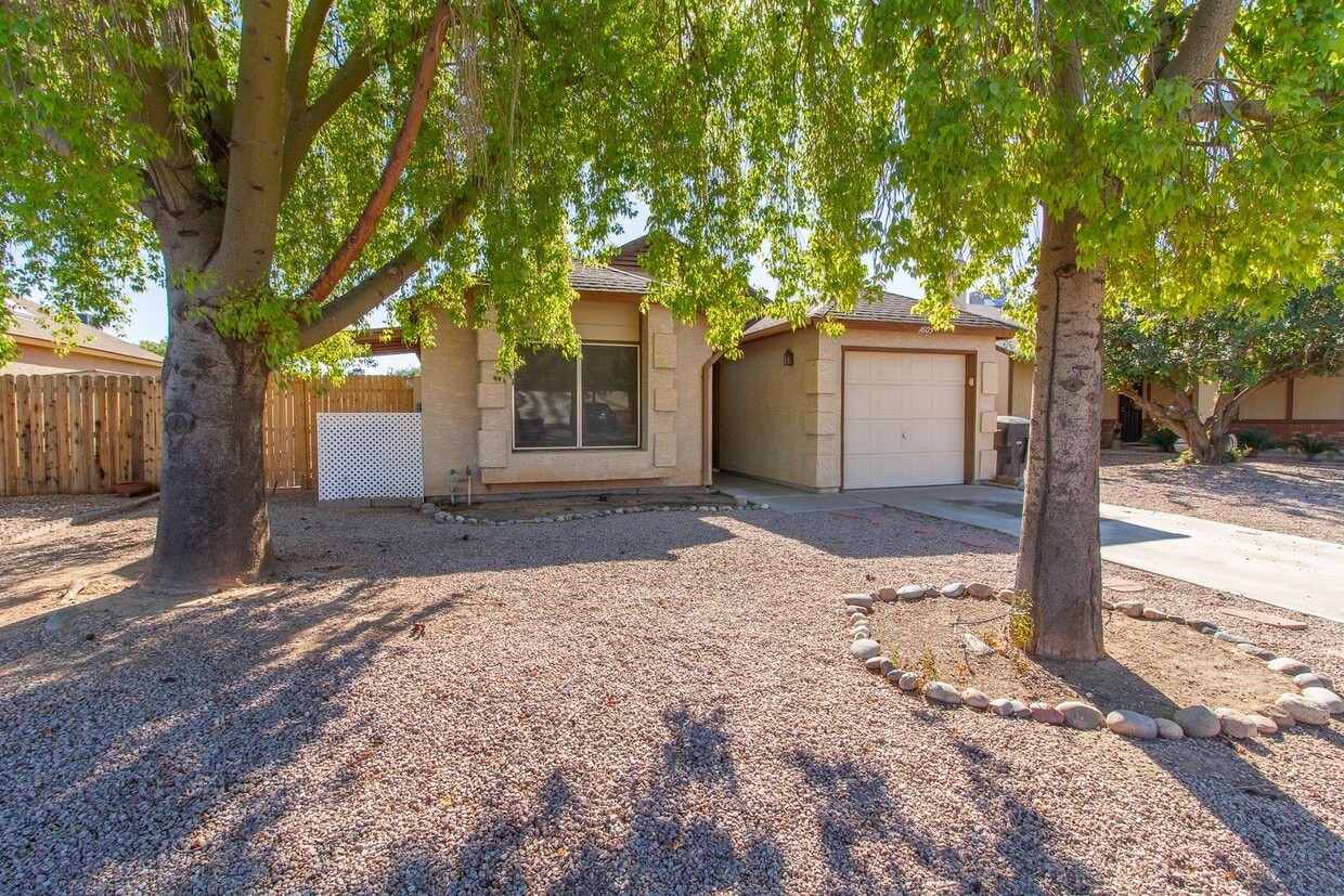 Check Out This Charming 2-Bed Gem with Private Pool - Check Out This Charming 2-Bed Gem with Private Pool