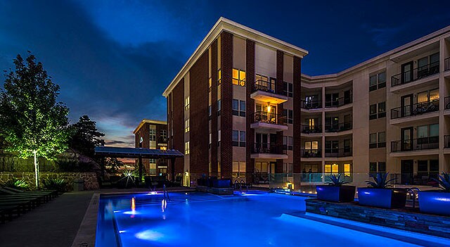 Foto principal - 3333 Harry Hines Blvd