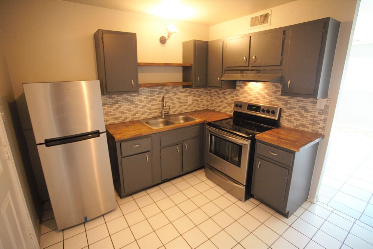 Primary Photo - 2 Bed 1 Bath Duplex - Remodeled!