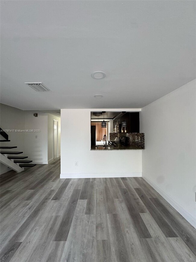 Foto del edificio - 10800 NW 7th St
