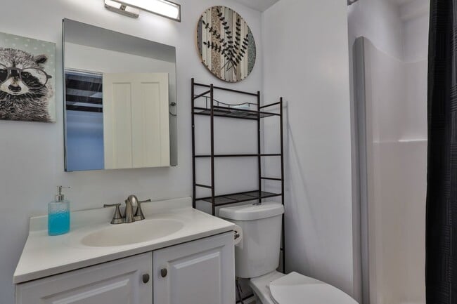 Building Photo - Small 2 bedroom 1 bath