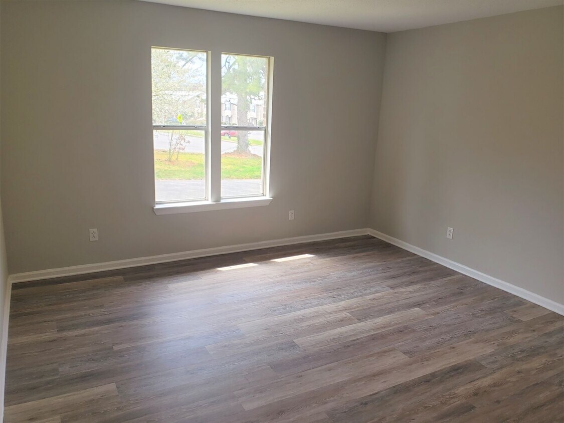 Building Photo - 2 Bedroom Duplex with Private Garage