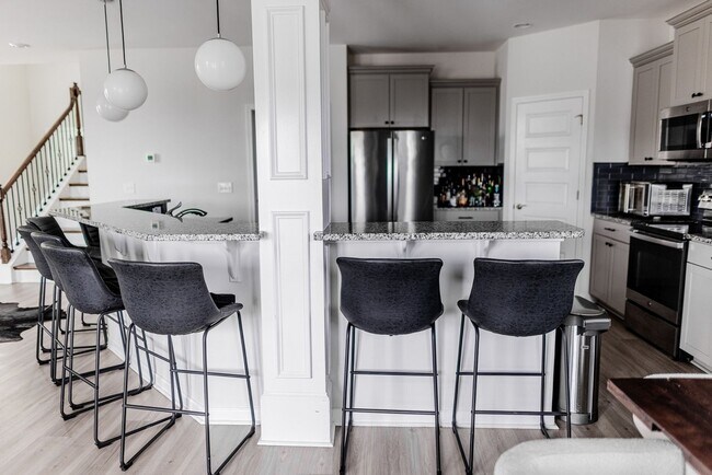Foto del edificio - Spacious 4BR House in Elgin