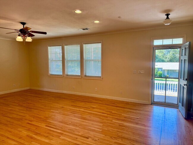 Foto del edificio - Charming 3-Bedroom, 2-Bath Home in a Pictu...