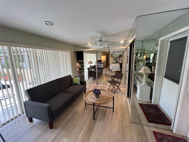 Foto del edificio - 3255 Village Ln