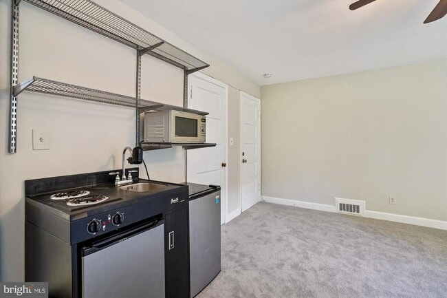 Building Photo - 904 N Ivy St