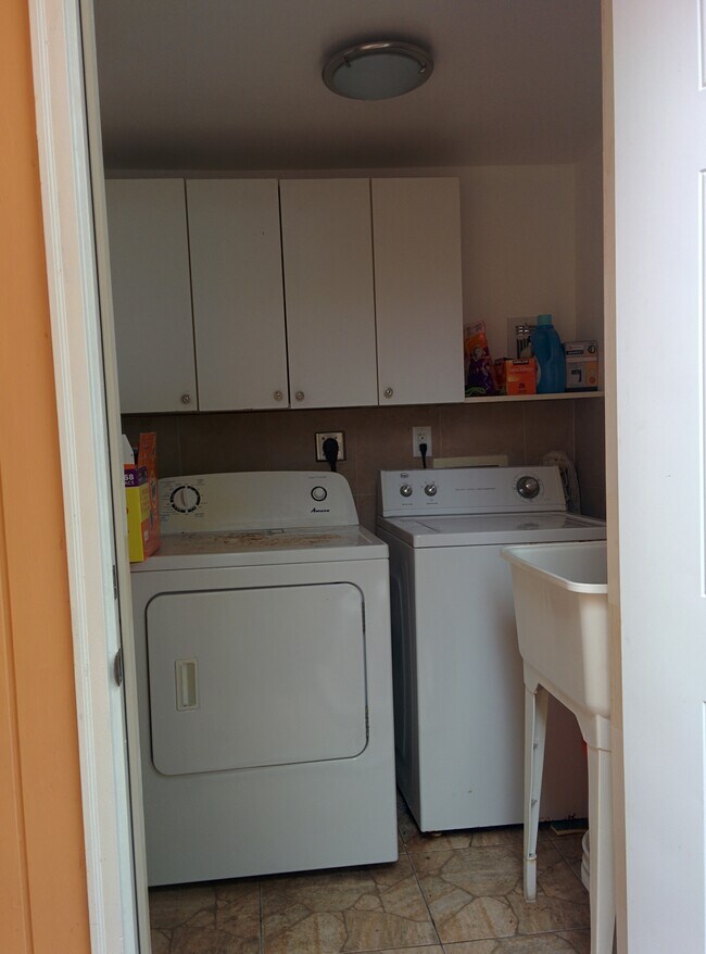 Laundry room - 1725 Jefferson St