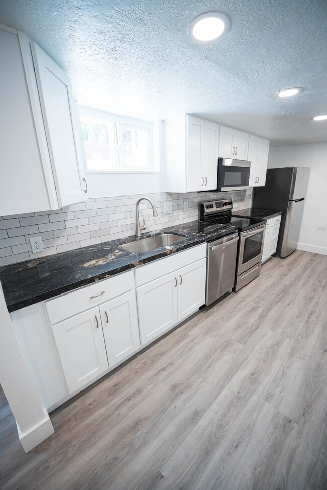 Building Photo - 2550 S Highland Dr