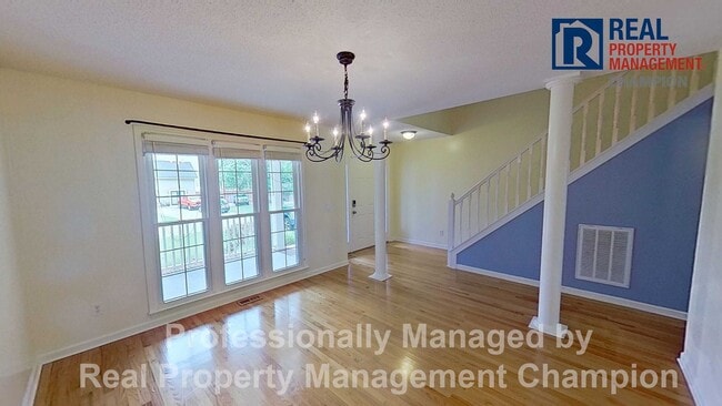 Building Photo - Spacious Upscale Home in Established Neigh...