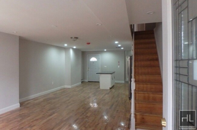 Foto del edificio - 37 Shepherd Ave