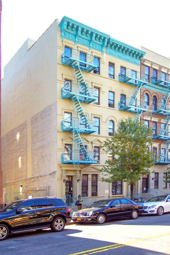 Foto del edificio - 498 Manhattan Ave