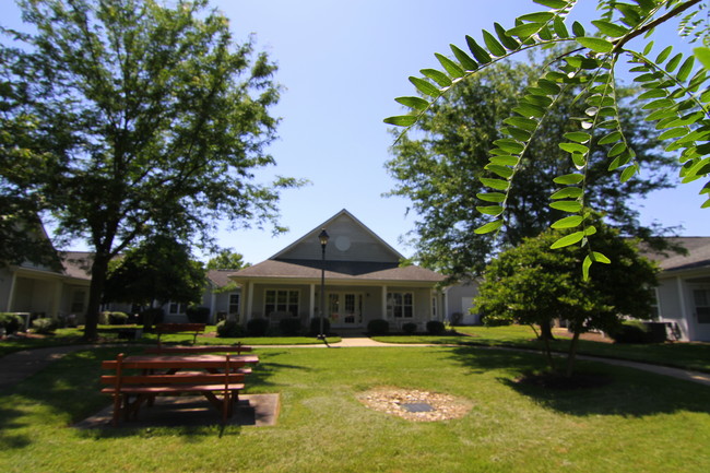 Building Photo - Briscoe Manor Apartments