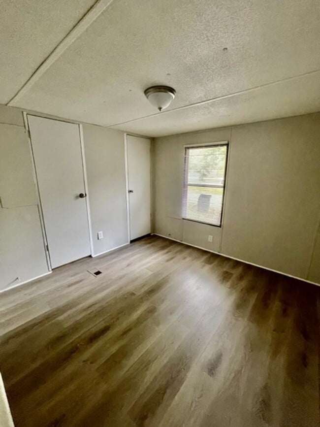 Building Photo - Adorable 3 bedroom 1.5 bath Mobile Home lo...