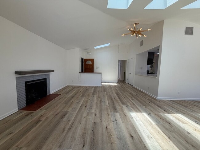 Foto del edificio - Beautiful Newly Renovated 3BD 2BA