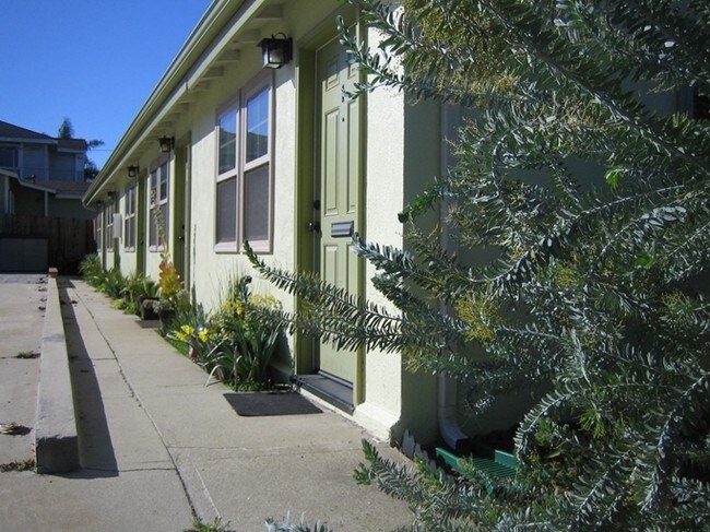 Building Photo - 548 W Imperial Ave