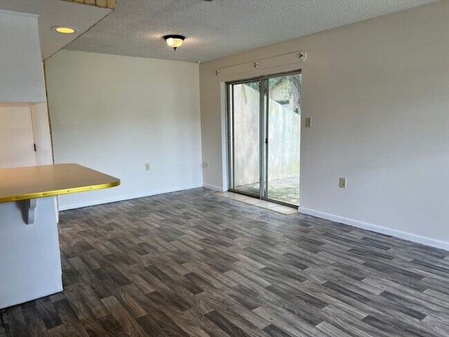 Foto del edificio - 4608-4610 Sandy Lane