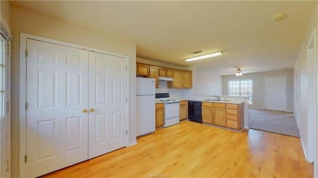 Building Photo - 1511 Hollow Hill Dr