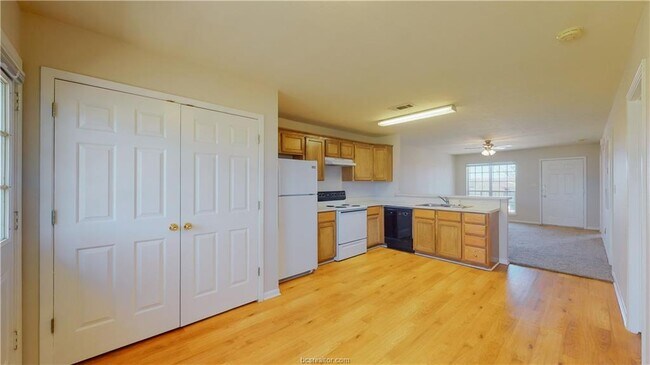Foto del edificio - 1511 Hollow Hill Dr