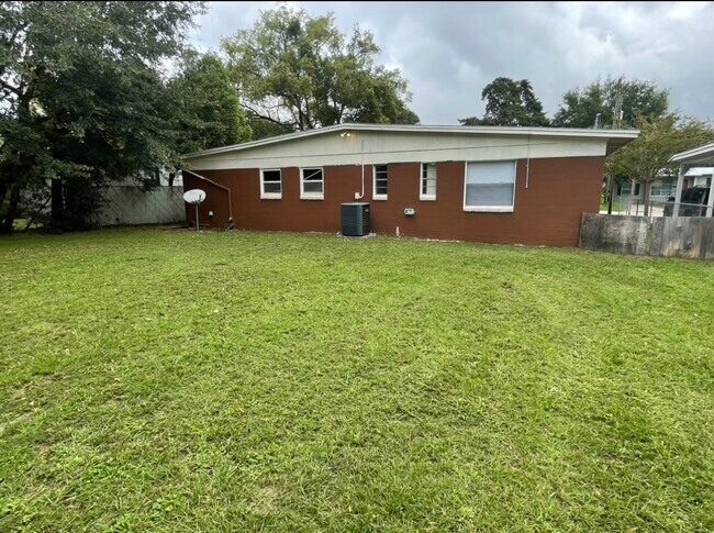 Building Photo - 10250 Briarcliff Rd E