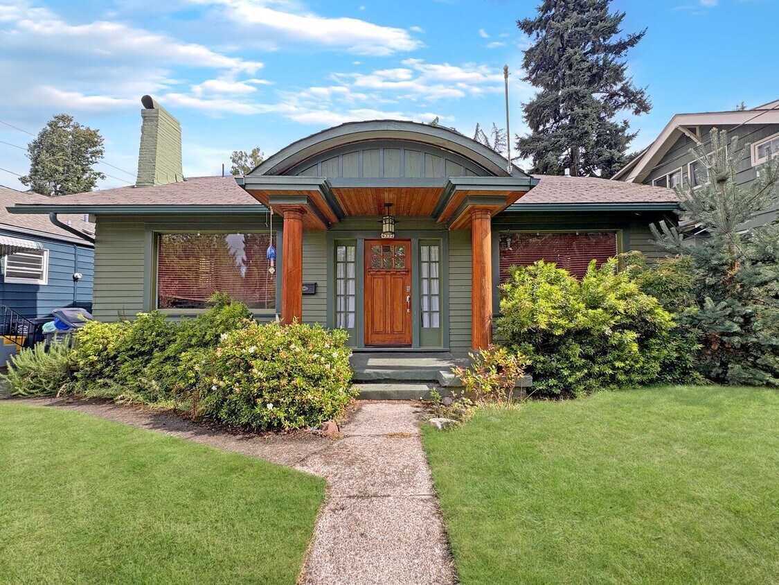 Foto principal - 4 bed 2 bath NE Portland home