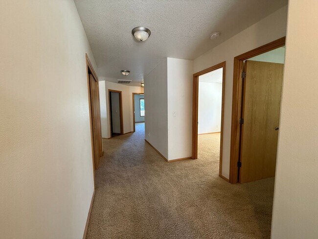 Building Photo - Single Level 3 Bed/2 Bath Home in SE Bend - Conifer Ave