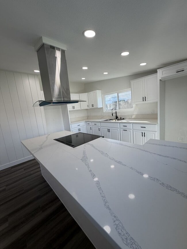 Building Photo - Newly Remodeled 4 bedroom 2 bathroom home Just 10 minutes from Disneyland