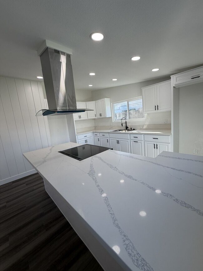 Foto del edificio - Newly Remodeled 4 bedroom 2 bathroom home Just 10 minutes from Disneyland