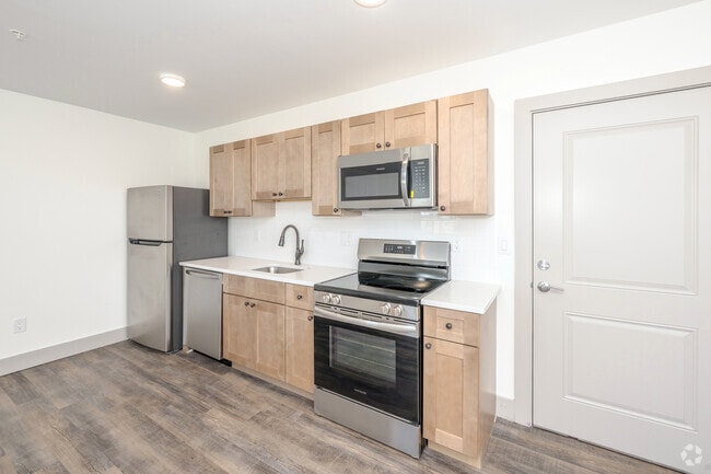 1BR, 1BA - 650SF - Kitchen - 747 Pontiac Ave