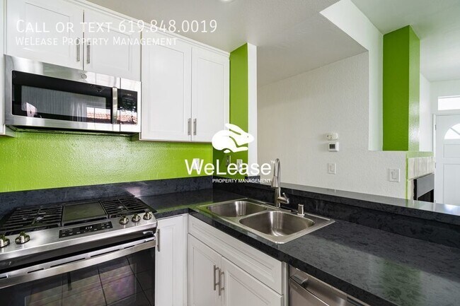 Building Photo - Stylish 2-Bed 2-bath Townhome in Desirable...