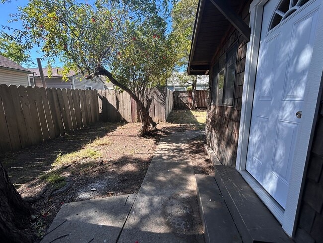 Building Photo - 0161  1212-20 Fredericks/390 Hathway