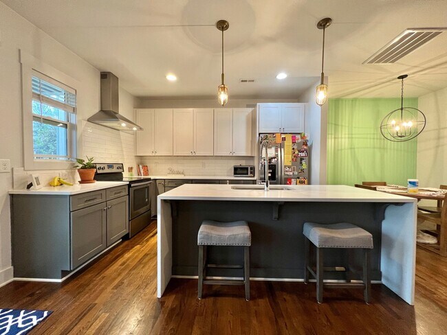 Foto del edificio - End Unit 3 Bed, 2.5 Bath Townhome w/ 2 Car...