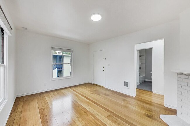 Foto del edificio - 1 Month Free! Remodeled 1-Bed Apt w/ In-Un...