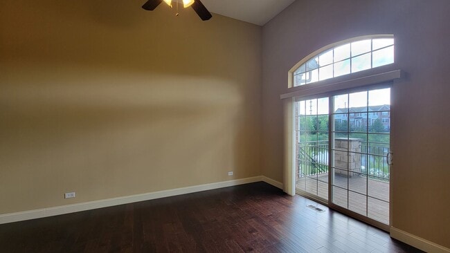 Building Photo - STUNNING LUXURY TOWNHOME 3 BEDROOM, 2 FULL...