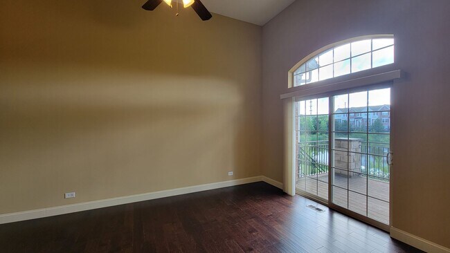 Foto del edificio - STUNNING LUXURY TOWNHOME 3 BEDROOM, 2 FULL...