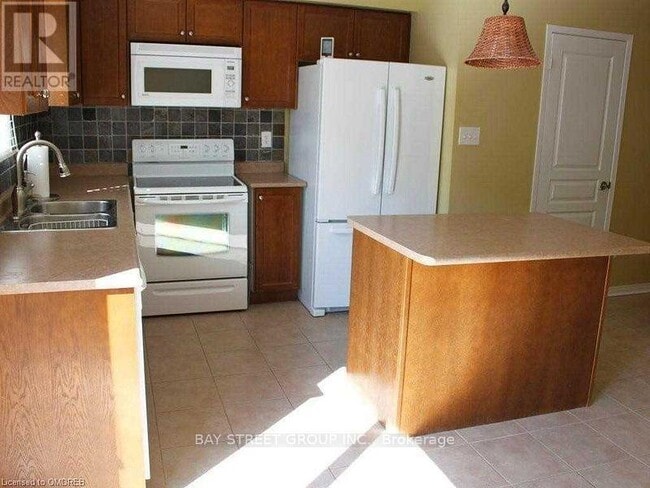 Building Photo - 2321 Saddlecreek Crescent