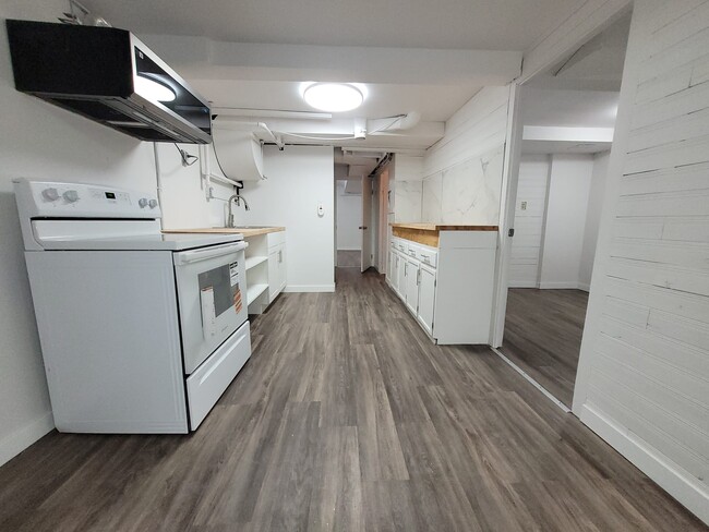 Building Photo - 343 Dufferin St