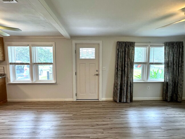 Building Photo - Beautiful Sunsets! Close to Historic District, Shopping & Beaches!