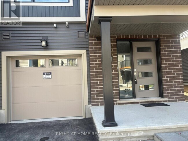 Building Photo - 409 Silverberry Private